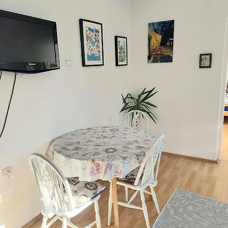 In The Downtown - Walking Distance Attractions Apartment