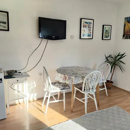 In The Downtown - Walking Distance Attractions